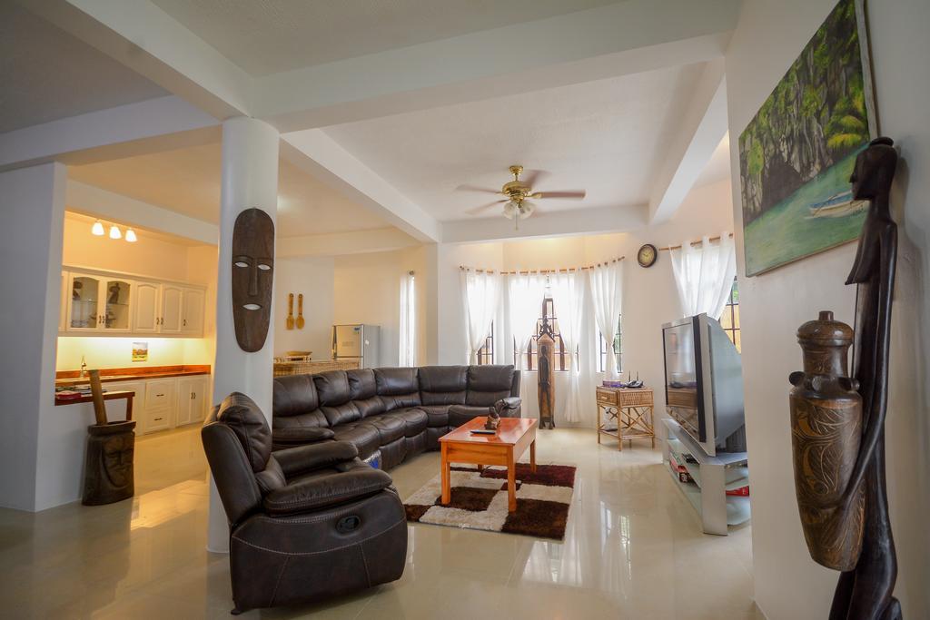 Hilltop Pool And Villa Puerto Princesa Exterior photo